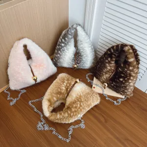 Schicke Umhängetaschen aus Kunstpelz mit Tiermustern und eleganten silbernen Kettenriemen