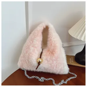 Weiche rosa-weiße Plüschhandtasche aus Kunstpelz mit silberner Kette im Detail