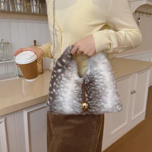 Detailansicht der luxuriösen, weichen Kunstfell-Textur dieser Handtasche mit Rehmuster.
