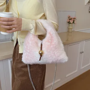 Detailansicht einer weichen rosa-weißen Plüsch-Umhängetasche mit Kettenriemen
