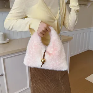Detailaufnahme der trendigen rosa gesprenkelten Plüschtasche mit Goldakzent