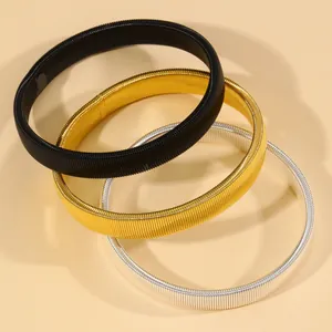 Nahaufnahme des Metall-Feder-Choker- und Armband-Sets im Punk-Stil in Schwarz Gold Silber.