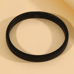 Hochauflösendes Detail einer schwarzen, gefederten Punk-Choker-Halskette aus Metall