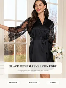 Detail van een zwarte satijnen ochtendjas met elegante mesh kanten mouwen en strikceintuur