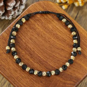 Pulsera de cuentas ajustable hecha a mano con cuentas de vidrio negro y toques dorados