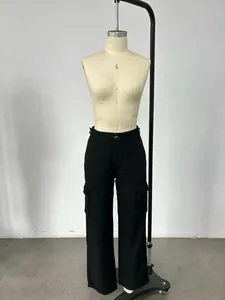Vue de face du pantalon cargo noir à jambes larges avec poches sur un mannequin de couture.