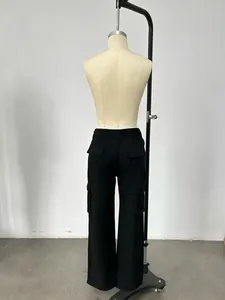 Vue arrière d'un pantalon cargo noir large à poches multiples sur un mannequin de mode