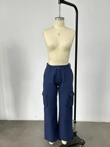Vue frontale d'un pantalon cargo bleu marine à jambes larges sur un mannequin beige