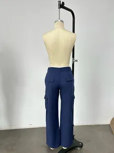 Vue arrière d'un pantalon cargo bleu foncé à jambes larges avec plusieurs poches à rabat.