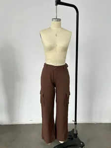 Vue de face d'un pantalon cargo marron stylé à poches multiples sur un mannequin