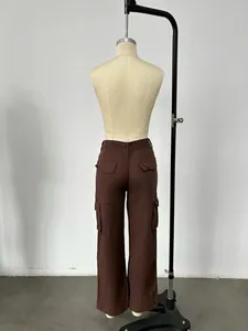 Vue arrière d'un pantalon cargo marron ample à jambes larges avec poches multiples