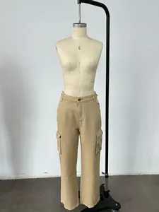Vue de face d'un pantalon cargo kaki pour femme exposé sur un mannequin de tailleur