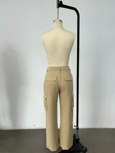 Vue arrière d'un pantalon cargo kaki à plusieurs poches présenté sur un mannequin