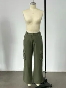 Vue de face d'un pantalon cargo vert olive à jambes larges sur un mannequin de couture