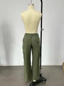 Vue arrière du pantalon cargo vert olive à jambes larges avec plusieurs poches à rabat