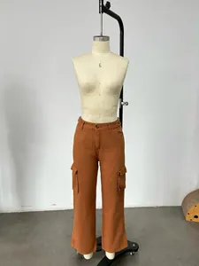 Vue frontale détaillée d'un pantalon cargo marron à jambes larges sur un mannequin