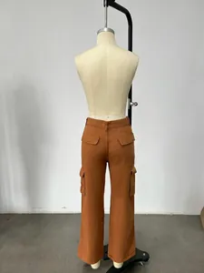 Détail montrant les poches arrière et la coupe ample d'un pantalon cargo marron