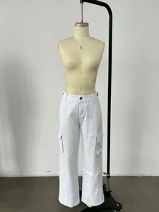 Pantalon cargo blanc à jambes larges pour femmes avec poches multiples sur mannequin