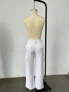 Détail vue arrière d'un pantalon cargo blanc à jambes larges avec plusieurs poches cargo