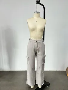 Affichage professionnel d'un pantalon cargo gris clair à jambes larges sur un mannequin.