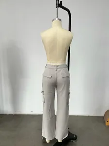 Vue arrière détaillée d'un pantalon cargo gris clair à jambe large exposé sur un mannequin
