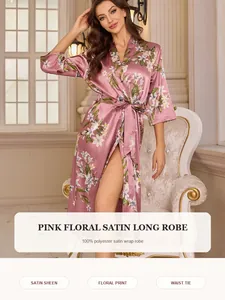 Lussuosa vestaglia lunga in raso a fiori rosa con chiusura a portafoglio e cintura.