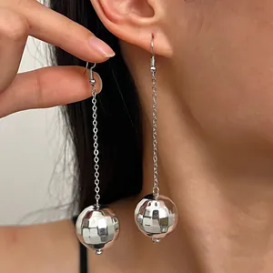 Elegante primo piano di orecchini a palla da discoteca in argento con catena lunga