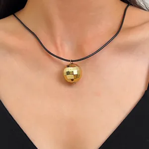 Vista dettagliata di una collana con ciondolo a palla da discoteca d'oro su un modello