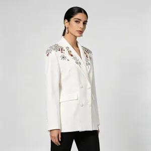 Eleganter weißer Damenblazer mit aufwändigen Perlenstickereien und floralen Details