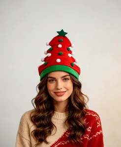 Femme caucasienne portant un chapeau de sapin de Noël rouge et vert avec des pompons