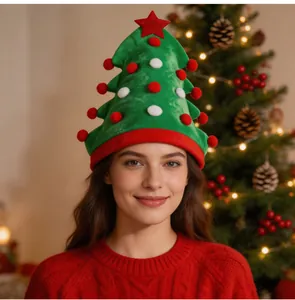 Mannequin portant un bonnet de sapin de Noël festif en peluche verte à pompons