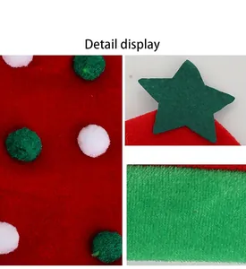 Détails macro d'un bonnet de Noël rouge avec pompons en peluche et étoile en feutre