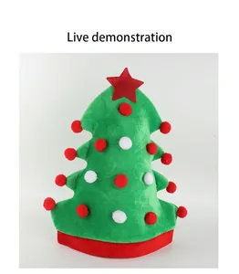 Vue détaillée d'un chapeau de sapin de Noël en peluche avec des pompons colorés.