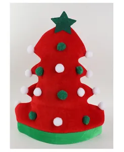 Vue détaillée d'un chapeau de sapin de Noël rouge et vert avec des pompons