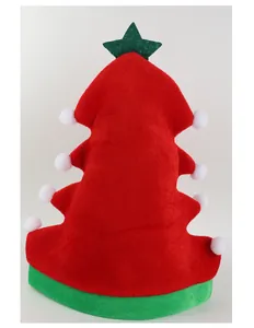 Détail du bonnet de Noël en peluche rouge et vert en forme de sapin avec pompons blancs