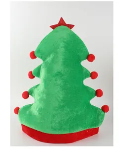 Vue détaillée d'un chapeau de fête en peluche sapin de Noël vert avec pompons rouges.