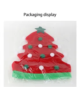 Vue détaillée de l'emballage d'un chapeau de Noël en forme de sapin rouge et vert
