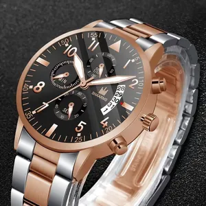 Detailaufnahme einer luxuriösen Herrenuhr aus zweifarbigem Edelstahl mit schwarzem Zifferblatt