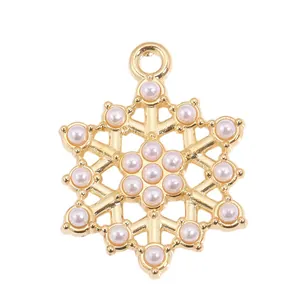 Gros plan d'un pendentif flocon de neige doré avec des détails d'incrustation de perles