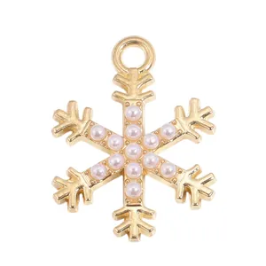Détail du pendentif flocon de neige doré avec perles blanches pour bijoux de Noël DIY