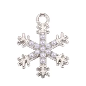 Vue détaillée du pendentif flocon de neige en argent avec incrustations de perles