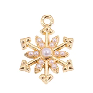 Pendentif flocon de neige doré exquis avec des accents de perles centraux et radiaux