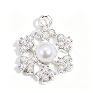 Détail d'un pendentif flocon de neige argenté avec incrustations de perles blanches pour bijoux