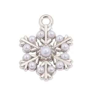 Pendentif flocon de neige argenté avec perles blanches élégantes pour bijoux DIY.