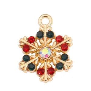 Vue macro détaillée d'un pendentif flocon de neige de Noël doré avec des strass colorés.
