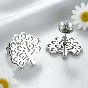 Vue détaillée de boucles d'oreilles clous en acier inoxydable motif arbre de vie creux