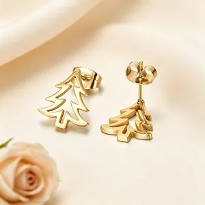 Vue détaillée des boucles d'oreilles clous sapin de Noël évidé en acier doré pour femme