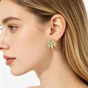 Élégantes boucles d'oreilles clous arbre de vie évidé en or sur profil de mannequin.