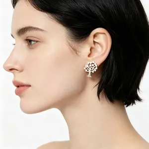 Profil latéral détaillé d'un mannequin portant d'élégantes boucles d'oreilles arbre de vie en argent