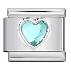 Detail eines Edelstahl-Charms mit einem facettierten wasserblauen Herzkristall